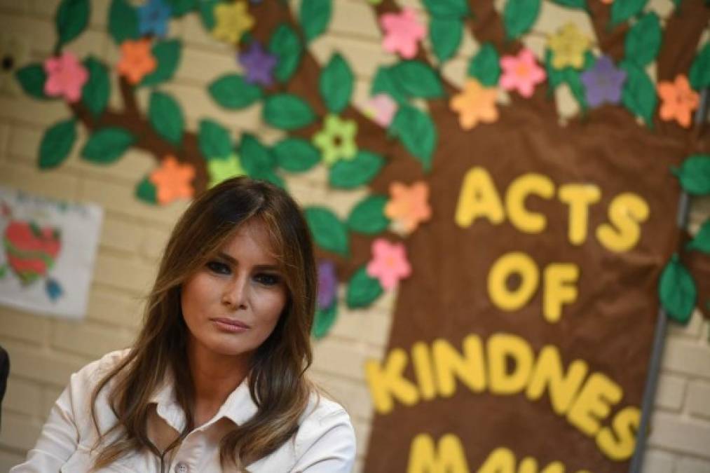 Melania intervino en una sala que en las paredes tenía dibujos de menores y un mural con un árbol de hojas verdes y un cartel amarillo en el que podía leerse: 'El árbol de la bondad'.