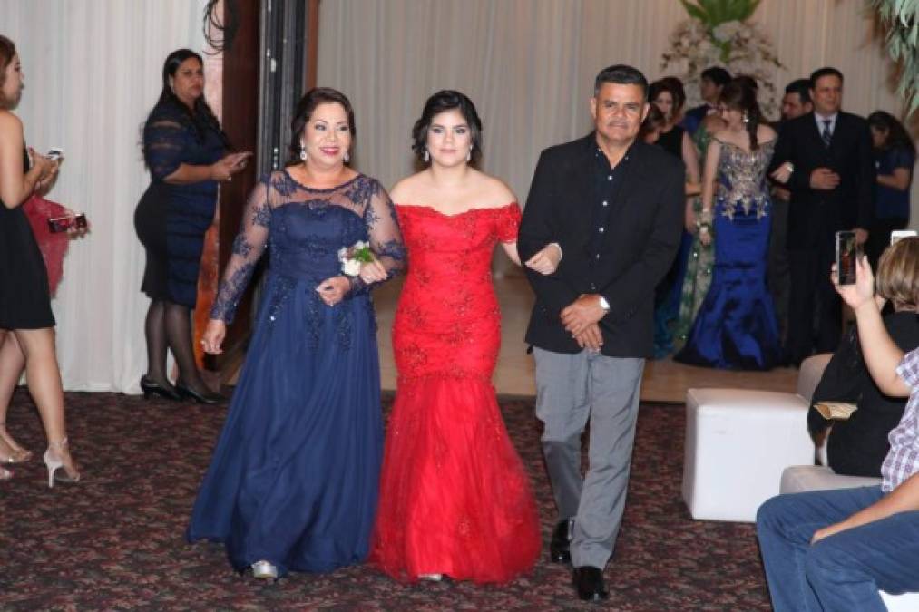 Andrea Isaula junto a sus padres Leda Barahona y Marco Isaula.
