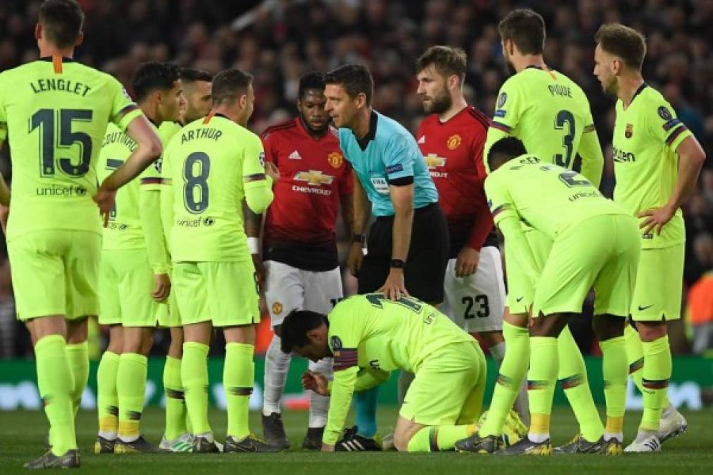 Lionel Messi recibió un duró golpe en su rostro por parte del defensa Chris Smalling y quedó tendido en el césped.