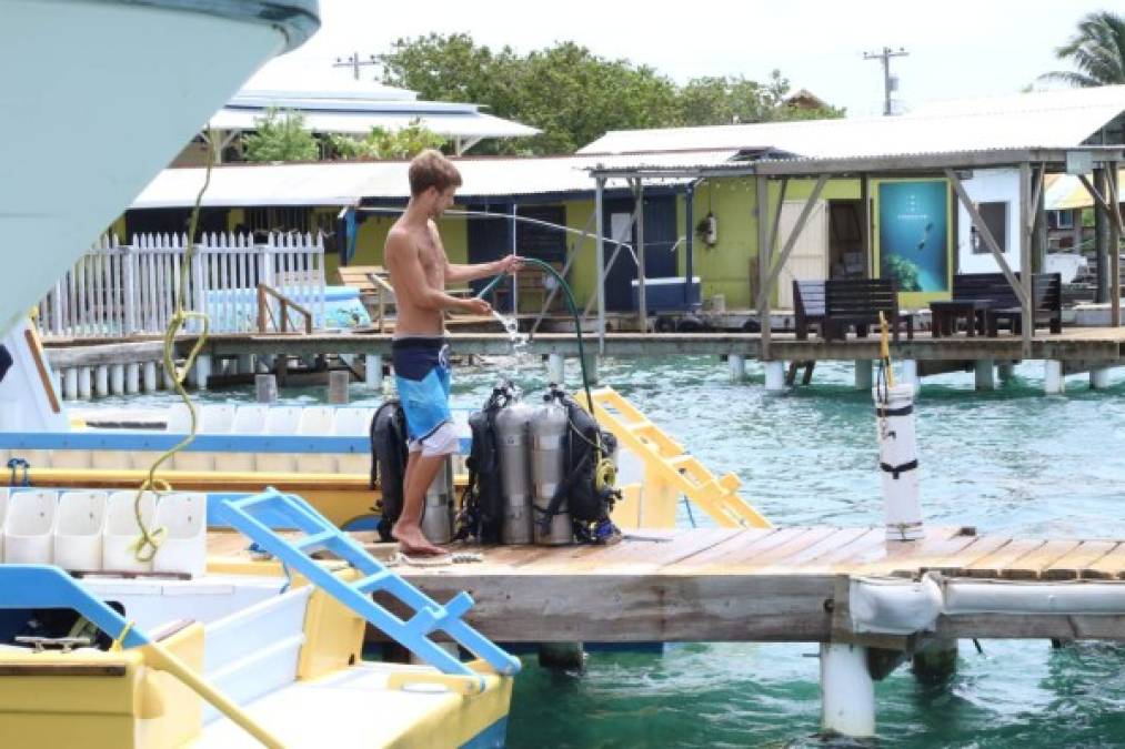 Utila es famosa por ser una de las mejores en escuelas de buceo. Visitada por turistas extranjeros e internacionales.