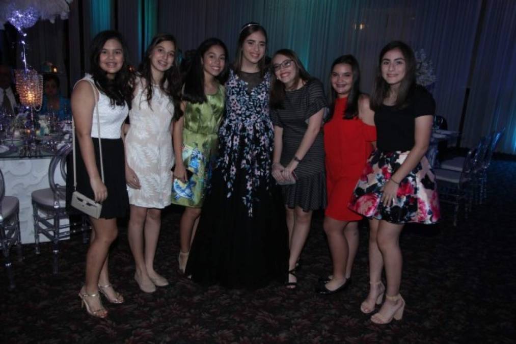 Nayia Nicolaide, Keren Paz, Irene Chavarría, la quinceañera con Ana y María Icasa con Pilar Jordan.