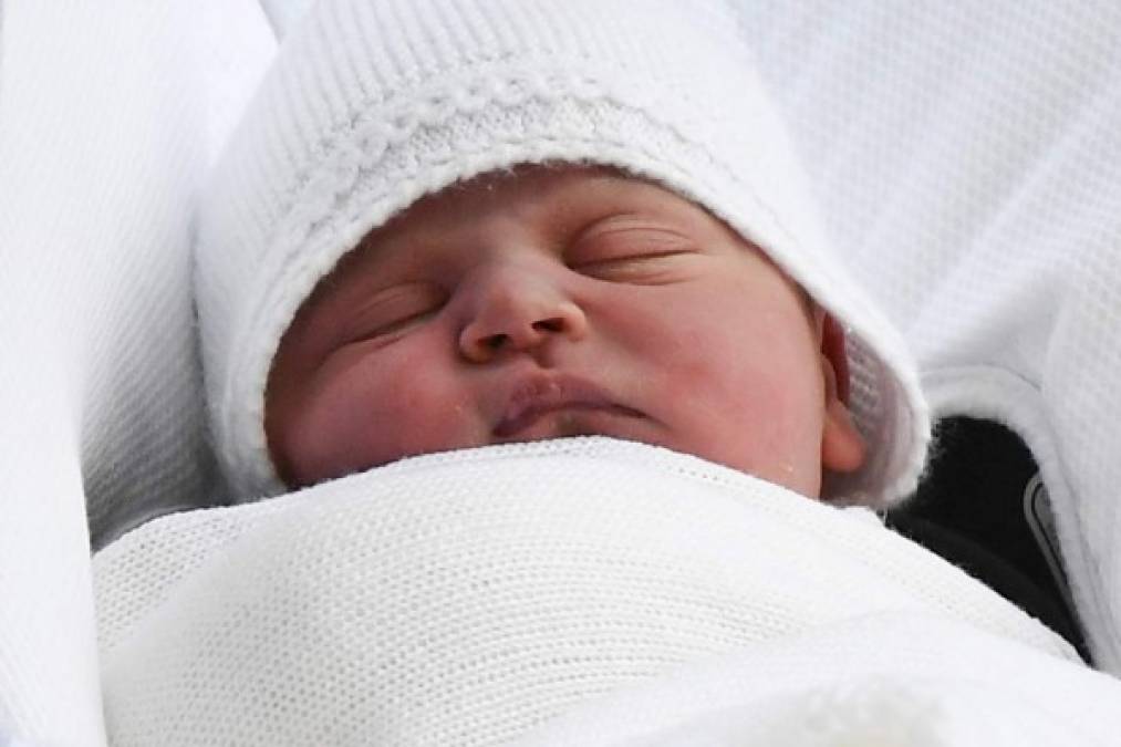 Britain's Prince William, Duke of Cambridge carries his newly-born son from the Lindo Wing at St Mary's Hospital in central London, on April 23, 2018. / AFP PHOTO / Ben STANSALL