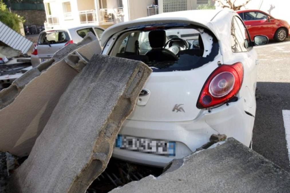 La localidad de Mandelieu-la-Napoule fue la más afectada, con siete muertos. Se trata de personas que fallecieron al ser sorprendidas por el agua en parqueos subterráneos cuando intentaban sacar su auto.