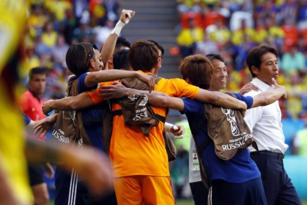 Los japoneses celebrando la victoria al final del partido contra Colombia. Foto AFP