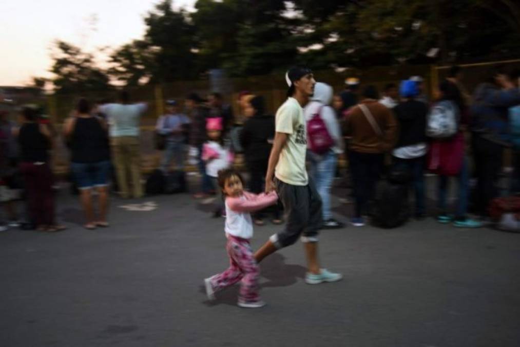 Los infantes lo han dejado todo atrás, desde sus queridos abuelitos a los útiles escolares que llevaban a la escuela o los pocos juguetes que tenían, empujados por el afán de sus padres de darles una vida mejor.