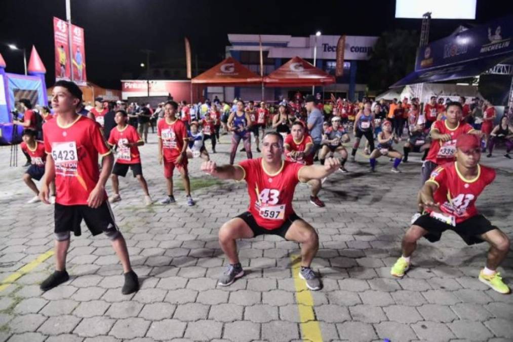 Los participantes realizando respectivos estiramientos antes de la competencia.