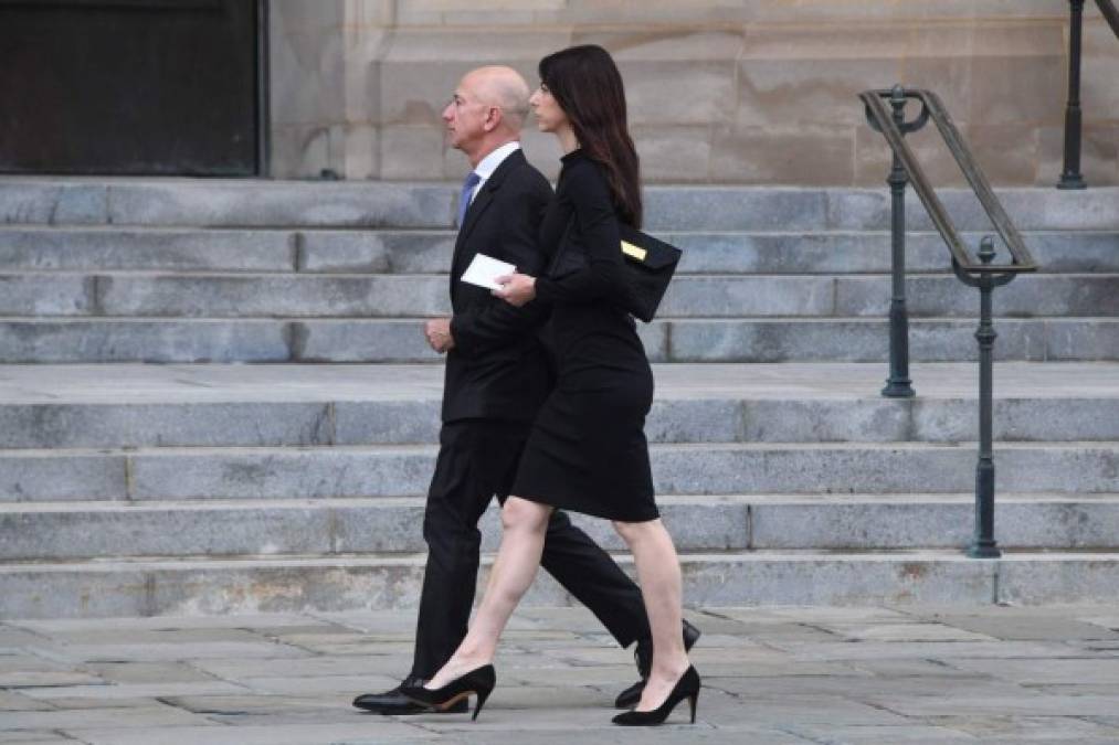 Medios estadounidenses afirman que Bezos tendrá que compartir su fortuna con su esposa al no haber firmado un acuerdo prenupcial.