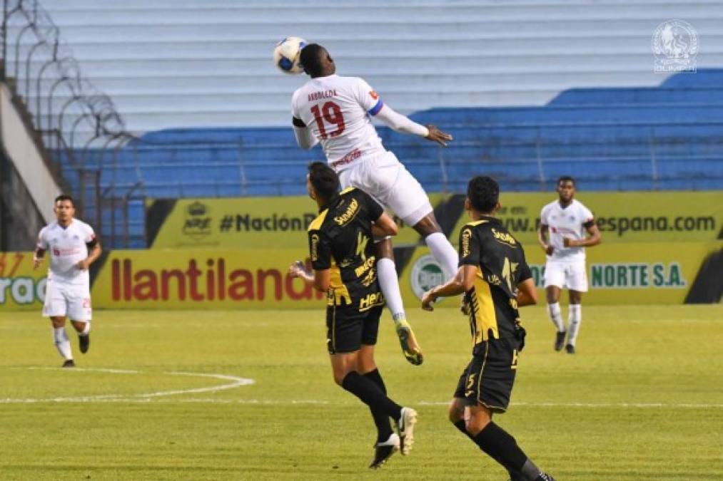 El tremendo salto de Yustin Arboleda para ganarle el balón a Franco Flores.