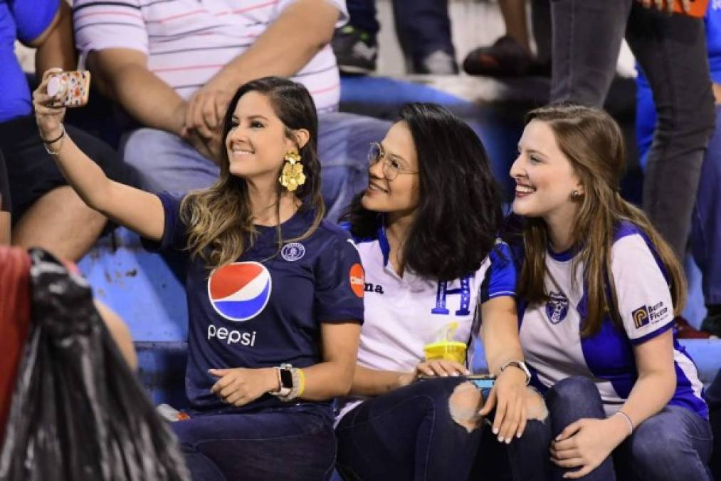 Estas tres bellezas se toman una selfie para recordar su asistencia al estadio Olímpico.