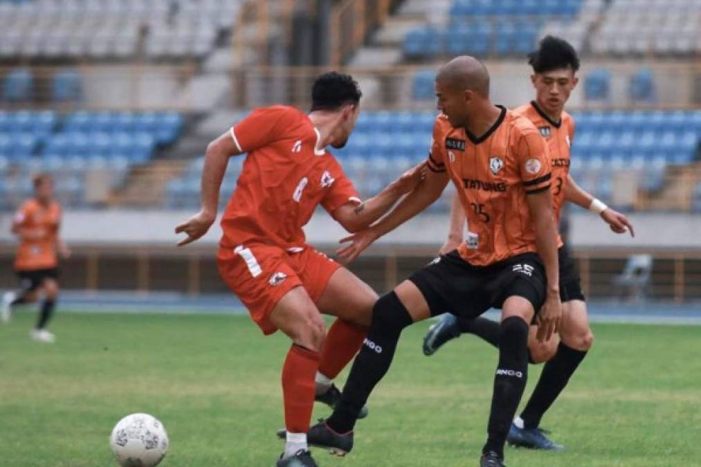 El defensor jugó en un equipo semiprofessional de la quinta división de Japón y posteriormente se le presentó la oportunidad de viajar a Taiwán