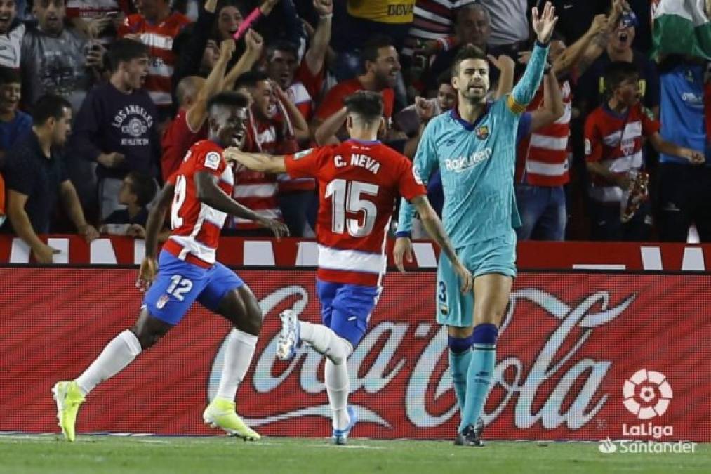 Ramón Azeez corre a celebrar su gol contra el Barcelona, la afición al fondo también festeja y Gerard Piqué reclama a sus compañeros.