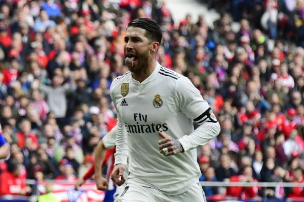 Sergio Ramos provocó el malestar de la afición del Atlético de Madrid luego de su festejo al anotar el penal. Primero el zaguero le sacó la lengua a la afición local.