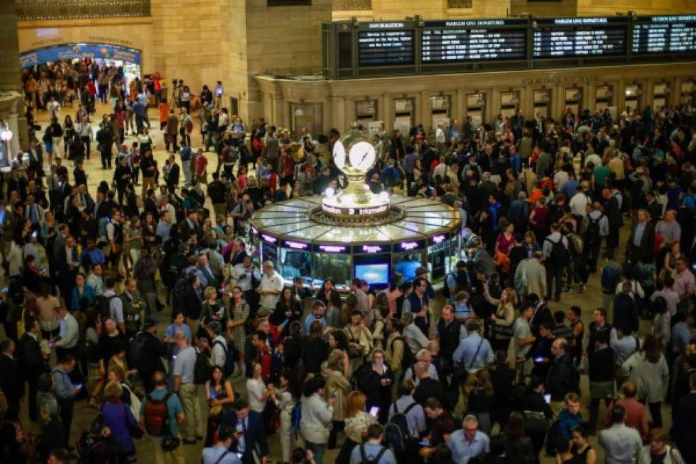 En Nueva York, el servicio de trenes que opera las líneas de Hudson, New Haven y Harlem suspendió sus viajes el martes por la tarde, creando caos en la terminal central.