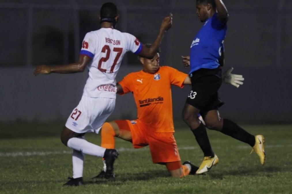 Jerry Bengtson intentó dar un pase a su compañero, pero el defensa Óscar González se cruzó en el camino y marcó un autogol. Era el 0-2 del Olimpia en El Progreso.