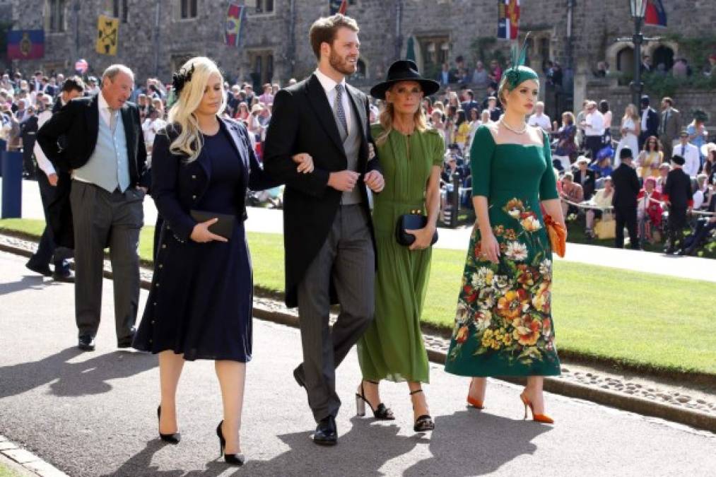 El sábado, Louis llegó a la Capilla de San Jorge en Windsor uniéndose junto a su madre Victoria Aitken y su hermana mayor, Lady Eliza y Lady Kitty.<br/>