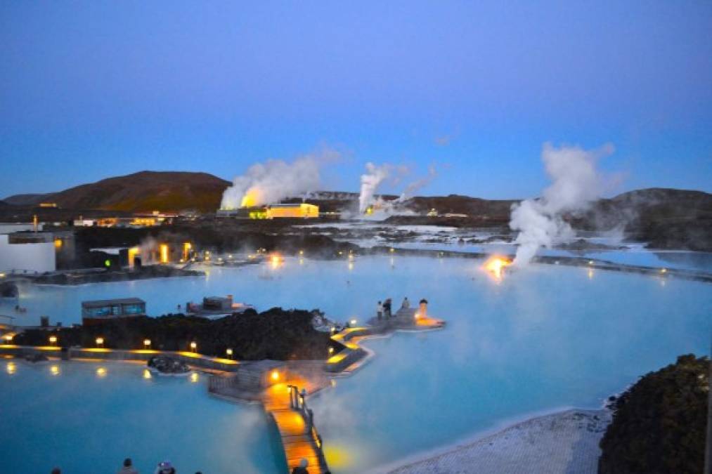 La Laguna Azul es un balneario geotermal situado al suroeste del frío país de Islandia. Se trata de una de las atracciones más visitadas del país, donde las vaporosas aguas son parte de una formación de lava.