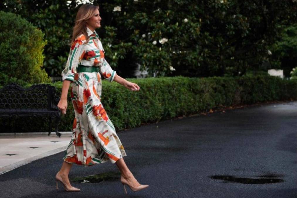 Su primer atuendo de la gira también se llevó buenas críticas. La primera dama abordó el Air Force One con un vestido Gucci, que combinó con un cinturón verde y tacones color nude.