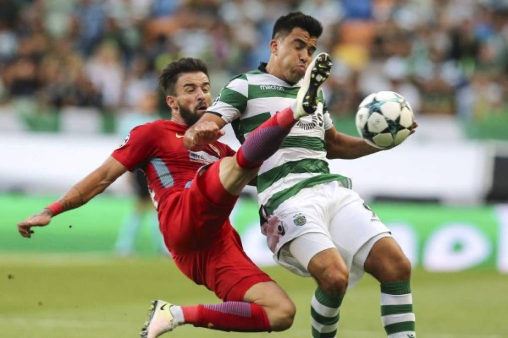 FÚTBOL. Cobertura portuguesa. El jugador del Sporting Marcos Acuña protege el balón ante la marca del jugador del Steaua Gabriel Enache durante la ronda eliminatoria de la Liga de Campeones Uefa, en el Estadio Alvalade, en Portugal.