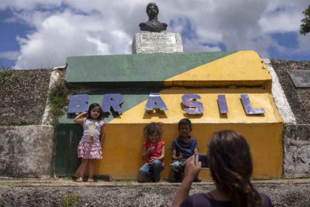 El Gobierno brasileño ha instalado campamentos para acoger a los inmigrantes tanto en Pacaraima como en Boa Vista, donde se trasladan la mayor parte de ellos, y además ha ofrecido facilidades a los venezolanos para que reinicien sus vidas en otras regiones del país.