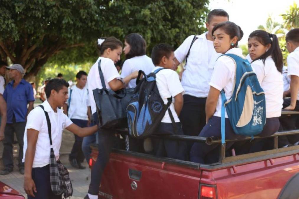 Los jóvenes disfrutan cada viaje rumbo a sus centros educativos.