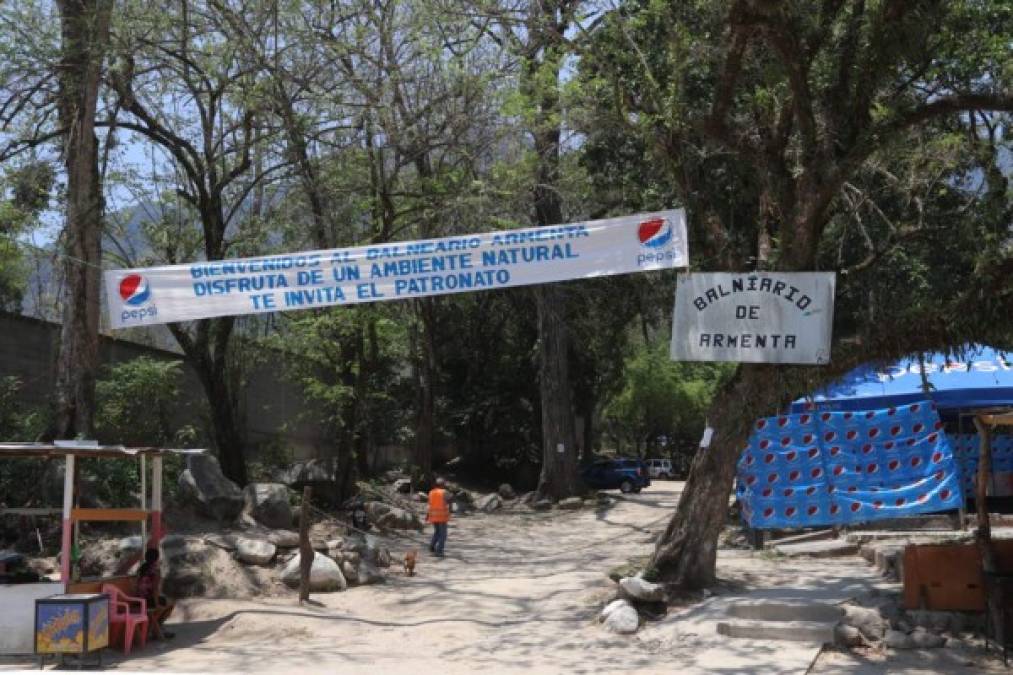 Un sitio muy popular entre los que prefieren no salir de la ciudad son las pozas en la comunidad de Armenta.