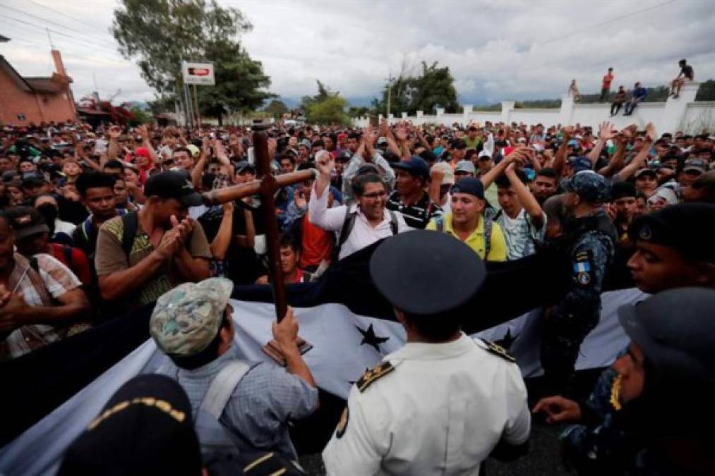 La caravana de migrante siguió hacia EEUU pese a las amenazas de Trump. <br/><br/>Unos cuatrocientos migrantes hondureños llegaron el martes a la capital de Guatemala y se resguardan de la incesante y persistente lluvia debajo de un puente y también en un albergue.<br/><br/>El portavoz de la Policía Municipal de Tránsito, Amilcar Montejo, indicó en sus redes sociales que “más de un centenar” de migrantes de Honduras llegaron a la capital provenientes de Chiquimula y Zacapa.