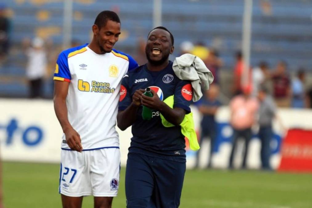 Jerry Bengtson y Wilmer Crisanto muestran la buena amistad antes del partido.