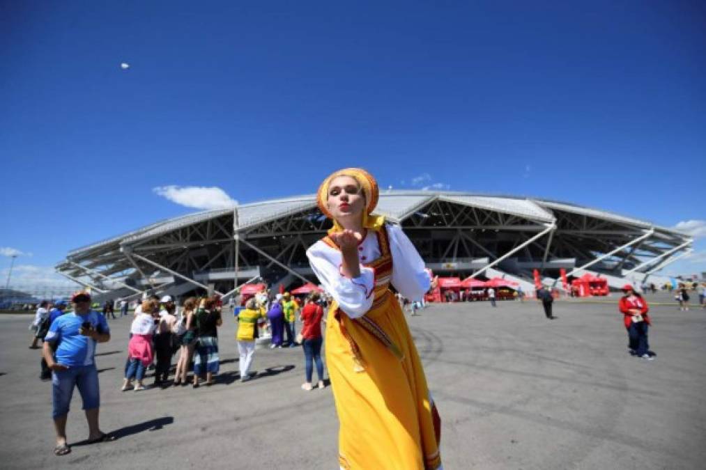 A performer on stilts and dressed in a Danish traditional dress blows a kiss outside the stadium ahead of the Russia 2018 World Cup Group C football match between Denmark and Australia at the Samara Arena in Samara on June 21, 2018. / AFP PHOTO / MANAN VATSYAYANA / RESTRICTED TO EDITORIAL USE - NO MOBILE PUSH ALERTS/DOWNLOADS
