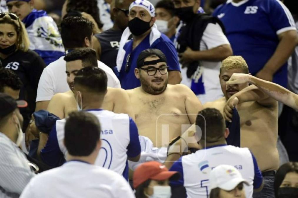 Un aficionado hondureño intercambió camiseta con otro salvadoreño al final del partido.