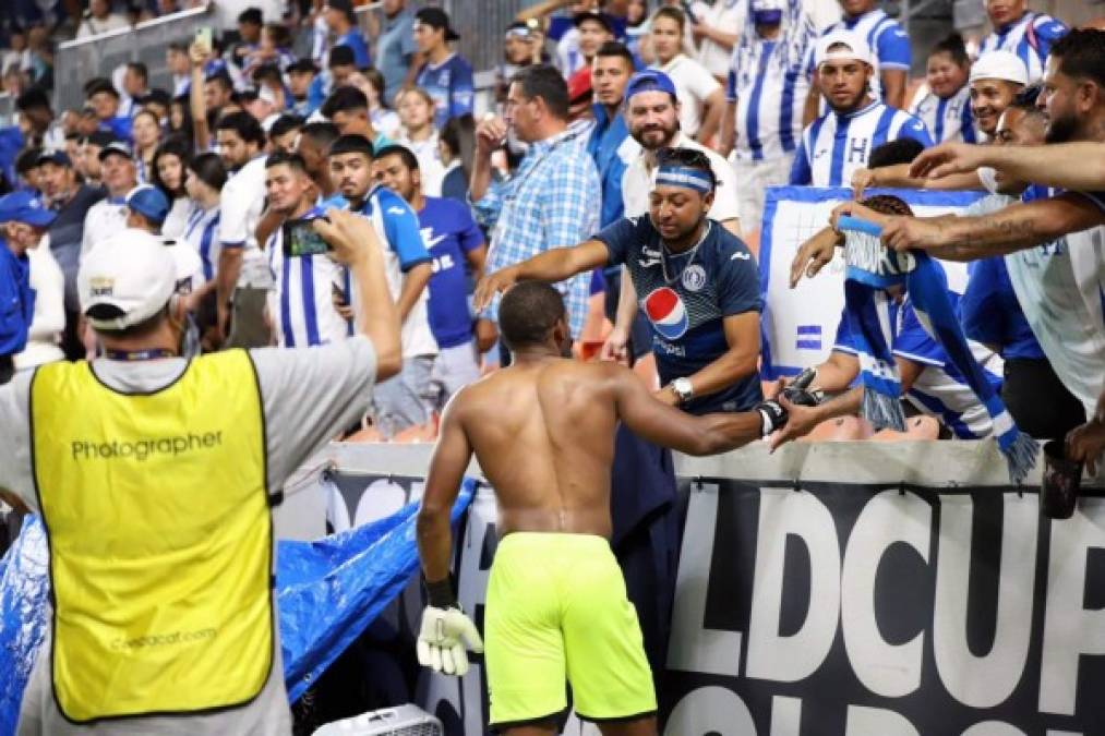 El portero de la Selección de Honduras se acercó a las gradas y saludó a los aficionados catrachos.