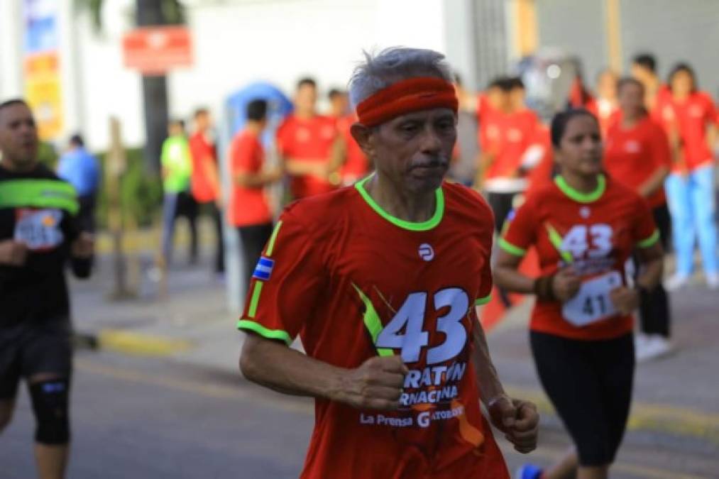 Un adulto mayor dice presente en la 43 Maratón de LA PRENSA.