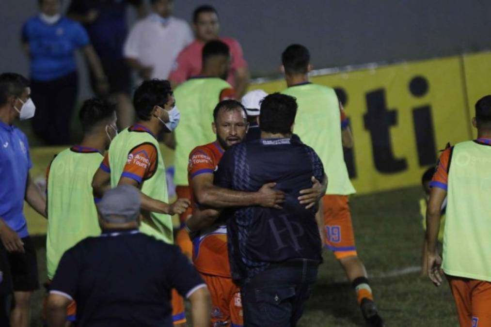 Luego de ese pleito, empezó un tremendo zafarrancho entre jugadores del Honduras Progreso y UPN.