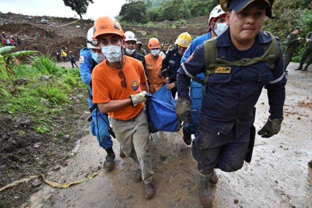 Los trabajadores de rescate llevan un cadáver después de un deslizamiento de tierra en Rosas, departamento de Valle del Cauca.