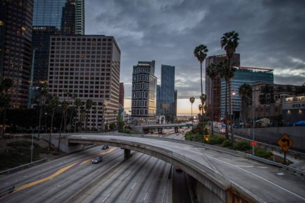 En Estados Unidos la congestionada autopista 110 de Los Angeles lucía totalmente vacía luego de que las autoridades de California ordenaran una cuarentena de al menos 15 días para evitar contagios masivos del virus.