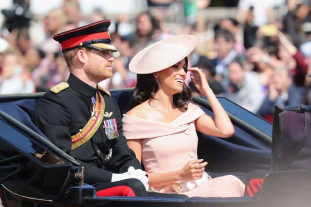 En su primer evento público tras su boda con el príncipe Harry, la Duquesa de Sussex causó polémica con un atrevido diseño en el desfile Trooping the Colour con motivo del cumpleaños de la reina Isabel II.<br/>