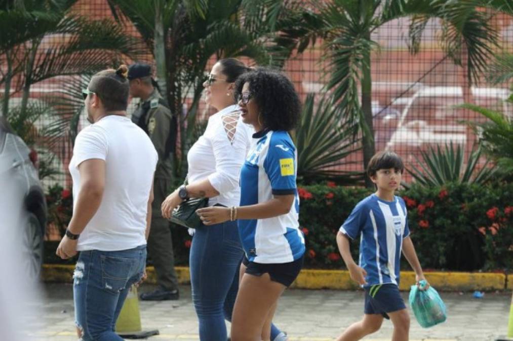 Edlin Navarro, novia de Henry Figueroa, llegando al estadio Olímpico para apoyar a su novio y a la Selección de Honduras.