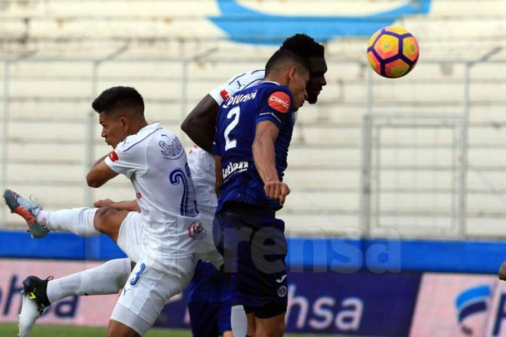 Javier Estupiñán le ganó en el salto a Juan Pablo Montes y con este cabezazo marcó el primer gol del partido para el Olimpia.