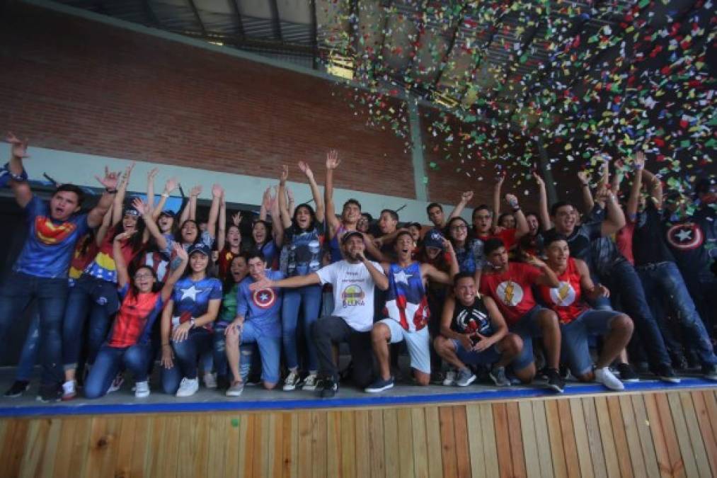 Globos de colores, bengalas y hasta el confeti fue parte de los detalles que escogieron los estudiantes para su ingreso a las aulas de clase. Se ataviaron con los más curiosos y divertidos atuendos. Otros prefirieron lucir camisetas oficiales para que les quedara de recuerdo. En sus respectivas instituciones, todo fue furor y júbilo por el regreso a clases de las promociones que se graduarán en 2018.