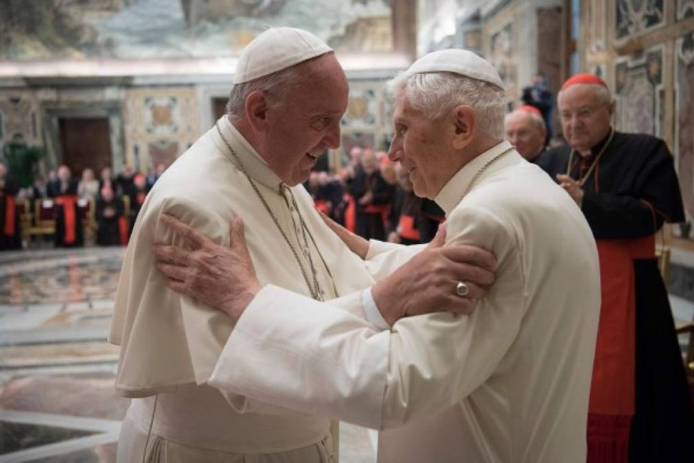 VATICANO. Encuentro de dos papas. Francisco en la celebración del 65 aniversario de la ordenación del Papa emérito Benedicto XVI.