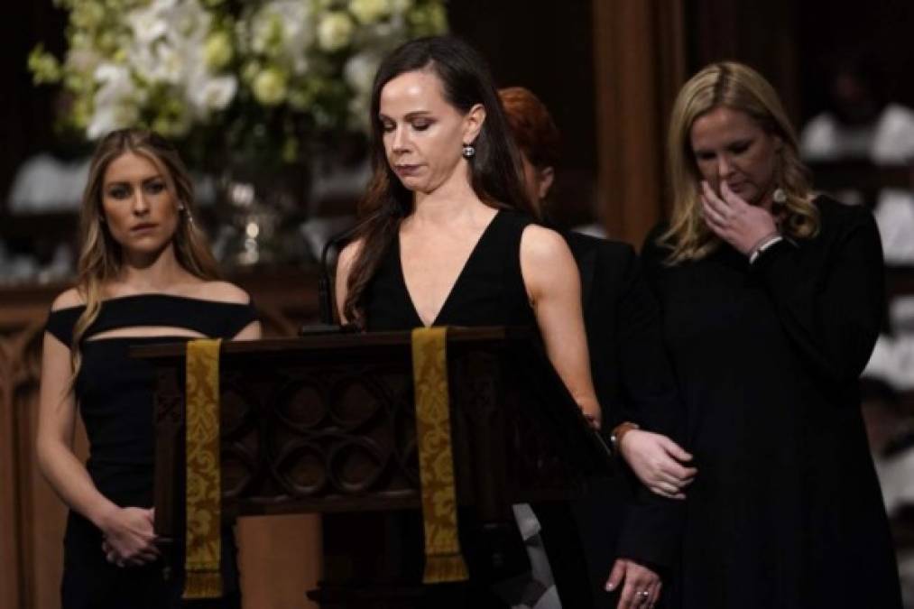 Barbarita leyó, junto a tres de sus primas, el salmo 23 en el funeral de su abuelo este jueves en Texas.