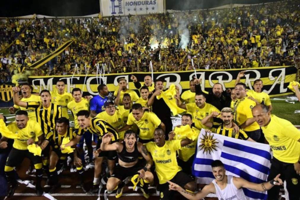 Los jugadores aurinegros celebraron con la afición del Real España.