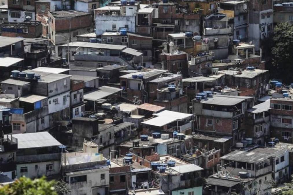 BRASIL. Esta nación también anunció ayer cierres parciales de fronteras. En la gráfica, vista general ayer lunes de un sector de una favela de Río de Janeiro (Brasil). EFE<br/>