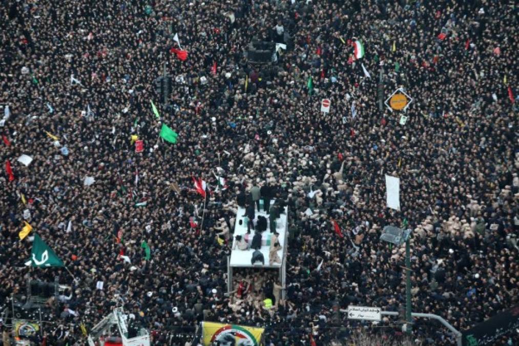 Una marea humana invadió las calles de Ahvaz este domingo en el primero de los tres días de homenaje nacional al general iraní Qasem Soleimani, quien murió el viernes en un ataque estadounidense en Irak.