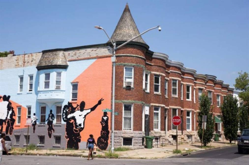 Casi el 24% de la población de Baltimore está viviendo por debajo del umbral de la pobreza, que es de 20,090 dólares al año para una familia de tres, mientras que la mayoría de barrios habitados por la población afroamericana han sido comparados con los índices de economía y violencia de los países del tercer mundo.