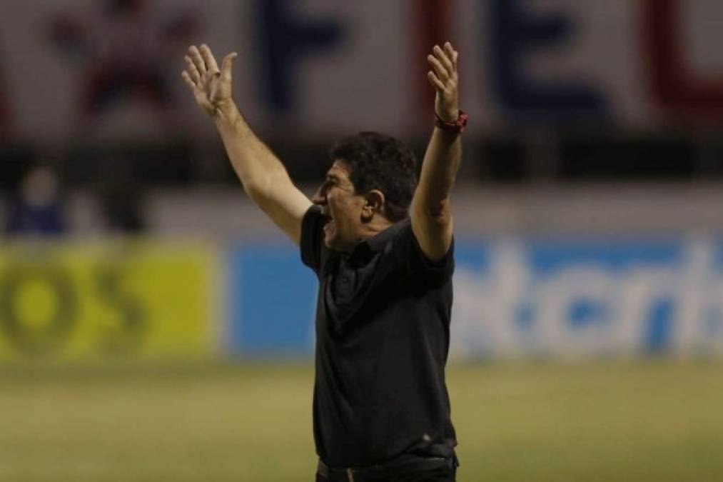 Héctor Vargas alzando los brazos en señal de protesta contra el árbitro Said Martínez.