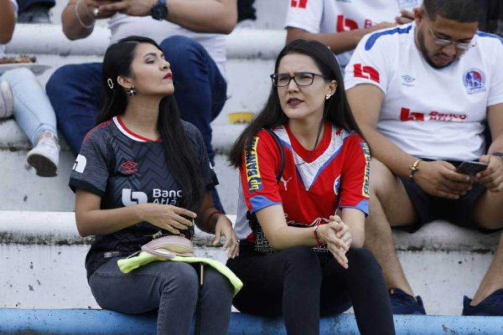 Estas dos aficionadas del Olimpia fueron captadas concentradas previo al pitazo inicial.