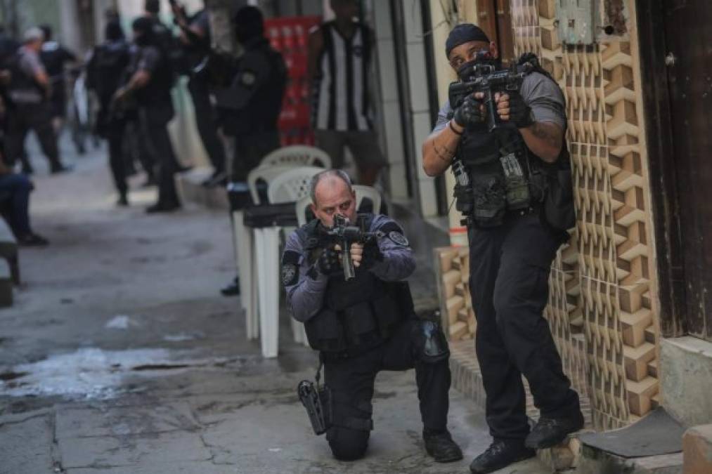 Como si se tratara de una película de acción, las fuerzas policiales de Brasil se enfrentaron con criminales de un favela de Río de Janeiro, en un intenso operativo antidrogas que dejó más de una veintena de muertos. Fotos: AFP / EFE