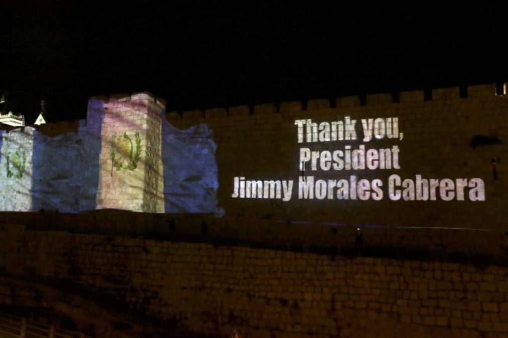 El ayuntamiento de Jerusalén iluminó las murallas de la Ciudad Vieja con las banderas de Guatemala e Israel el martes por la noche.