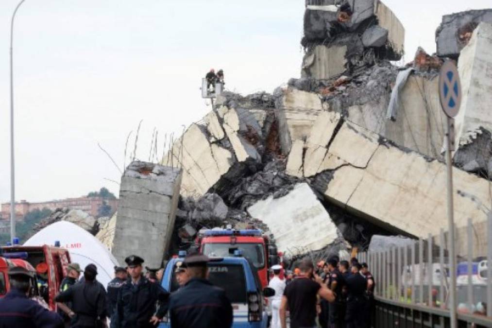 Los socorristas seguían trabajando sin descanso la noche del martes, 10 horas después de la tragedia, para rescatar con perros especializados a las personas que se encuentran atrapadas bajo los escombros del puente, que en la caída arrojó enormes bloques de cemento.