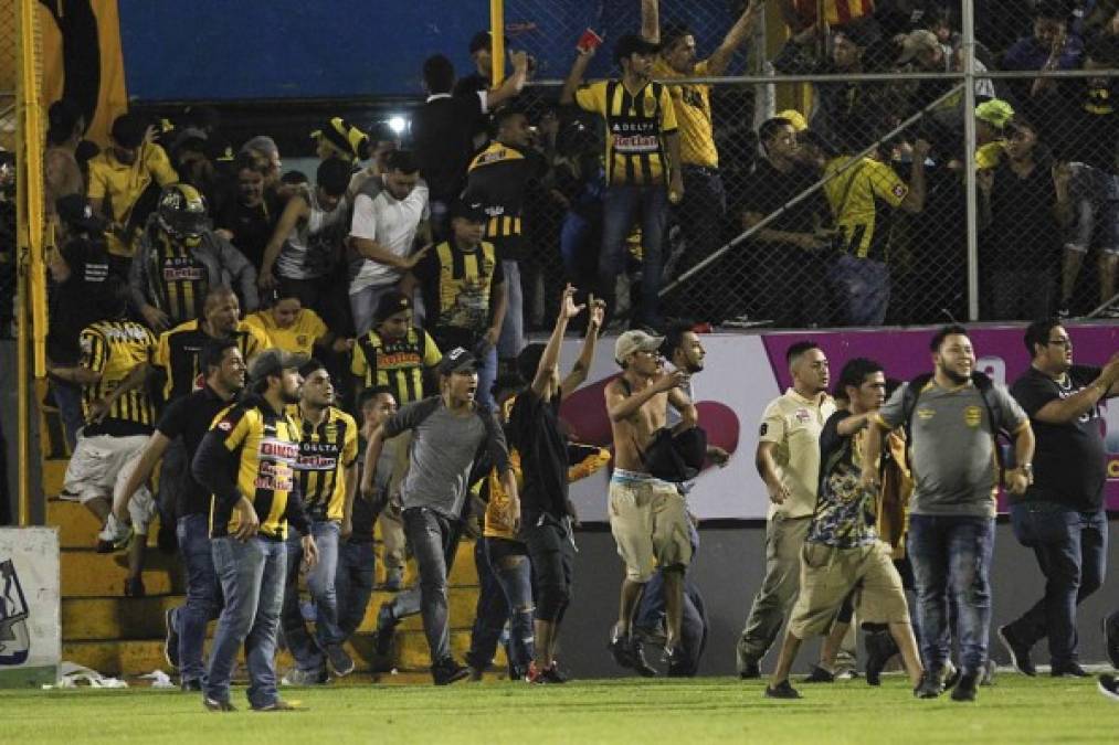 Los aficionados del Real España entraron a la cancha para enfrentarse a los del Marathón, lo que fue evitado por efectivos del Batallón 'Cobras' de la Policía Nacional hondureña que disolvieron la manifestación con gas lacrimógeno.